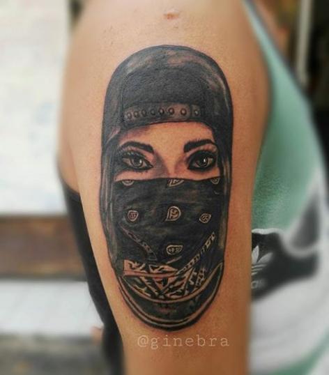 Mujer tatuaje realizado por Ginebra Lilith