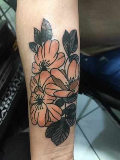 Flores tatuaje realizado por Ginebra Lilith