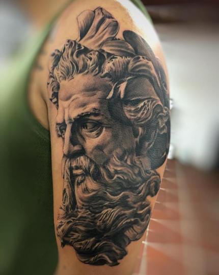Zeus tatuaje realizado por Gil Perez