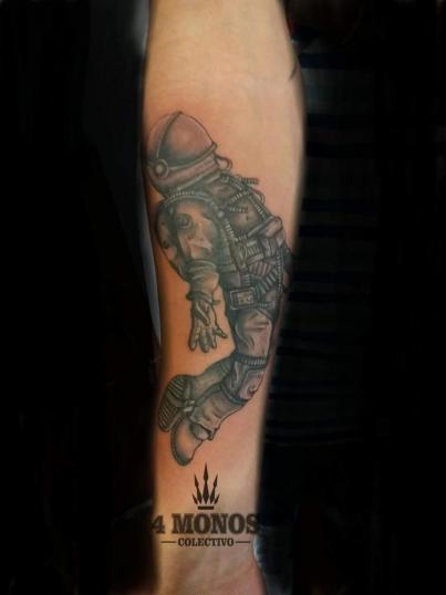 Astronauta  tatuaje realizado por Alejandro Hernández (Piolink)