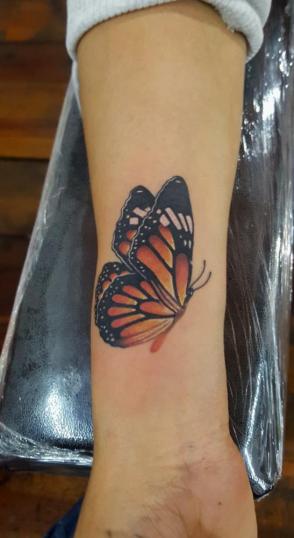 Mariposa  tatuaje realizado por Alejandro Hernández (Piolink)