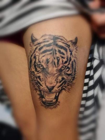 Tigre tatuaje realizado por Rodrigo Guzmán (Tokie Roy)