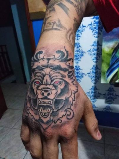 lobo en mano tatuaje realizado por Rak Martinez