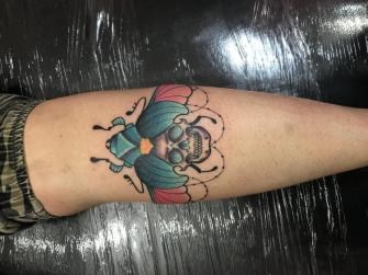 Escarabajo tatuaje realizado por Edgar Salazar