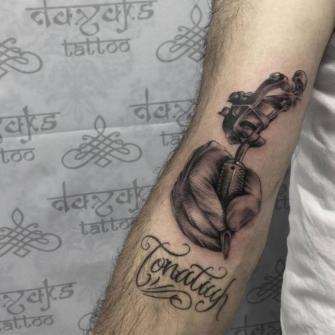 Mano y maquina tatuaje realizado por Rolando Castillejos