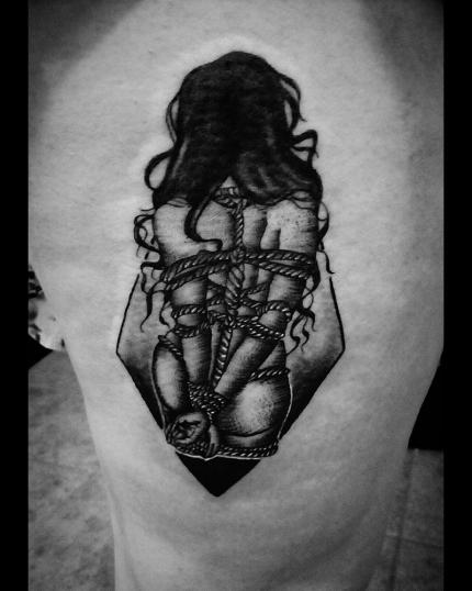 Bondage en la pierna tatuaje realizado por Toño Ramirez (Core)