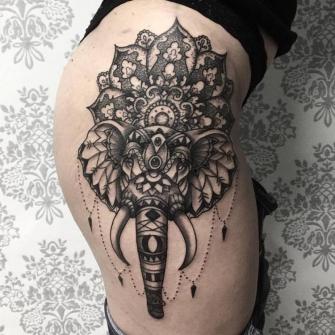 Elefante con mándala  tatuaje realizado por Rolando Castillejos