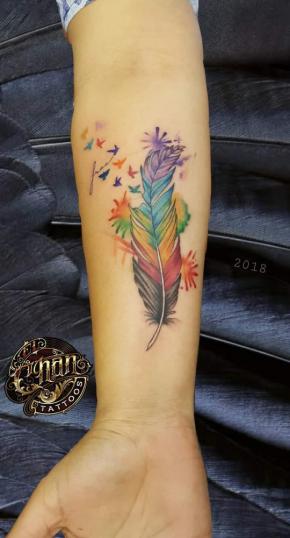 Pluma  tatuaje realizado por El CHAN Tattoos