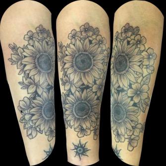 girasoles tatuaje realizado por Rene pacheco