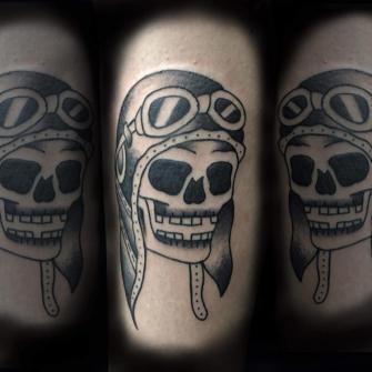 cráneo piloto tatuaje realizado por Uriel Martínez
