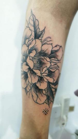 Flores tatuaje realizado por Alejandro Hernández (Piolink)