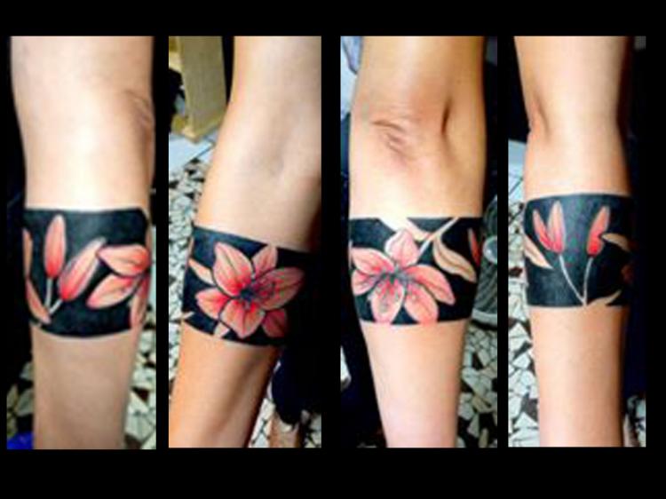 flores tatuaje realizado por Garo Lozada