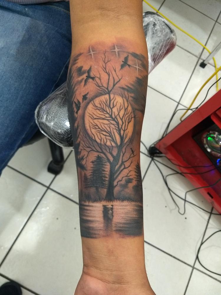 Paisaje tatuaje realizado por Checko Palma Tattoo