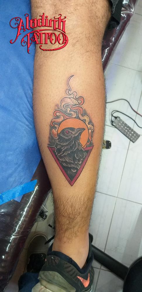 Cuervo tatuaje realizado por Blas Aladid Maya
