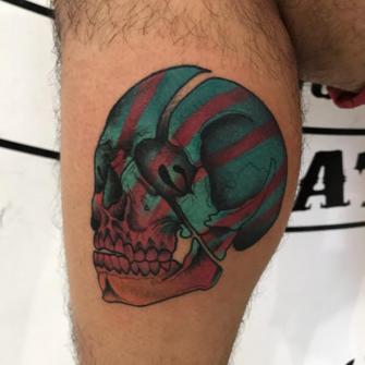 Craneo  tatuaje realizado por Brandon Quintana