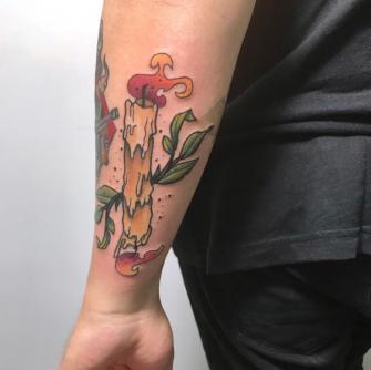 Vela  tatuaje realizado por Brandon Quintana