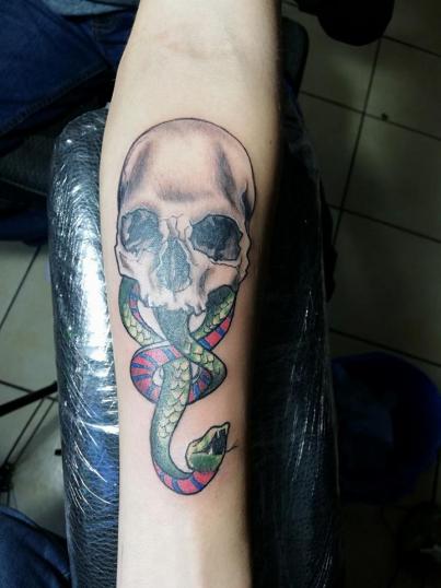 craneo y serpiente  tatuaje realizado por Omar Mendoza 