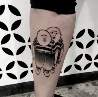 Gemelos Alicia  tatuaje realizado por Brandon Quintana
