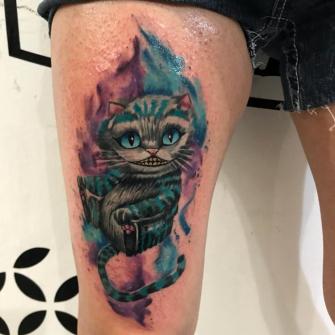 Gato Alicia  tatuaje realizado por Brandon Quintana