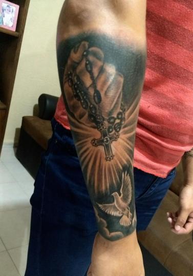 Tatuaje de mano con rosaro tatuaje realizado por Checko Palma Tattoo