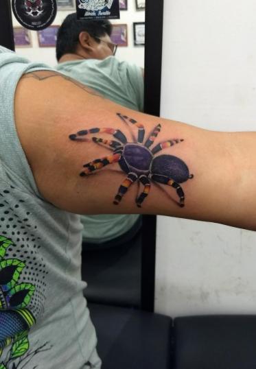 Araña tatuaje realizado por Checko Palma Tattoo