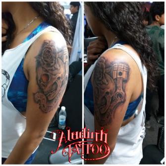 Calavera y piston tatuaje realizado por Blas Aladid Maya