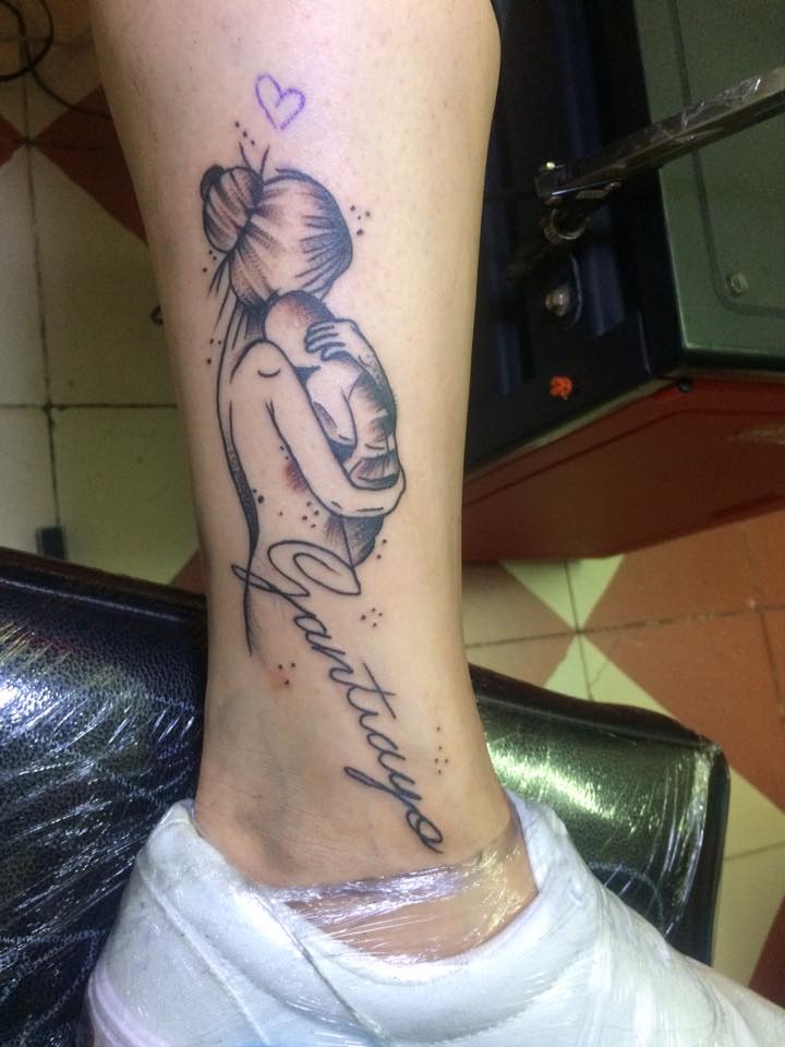 madre e hijo tatuaje realizado por Uriel Martínez