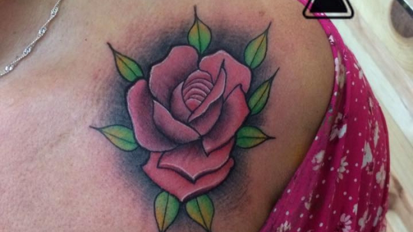 Tatuaje del artista Mexicano Uriel Martínez, rosa en neotradi ...