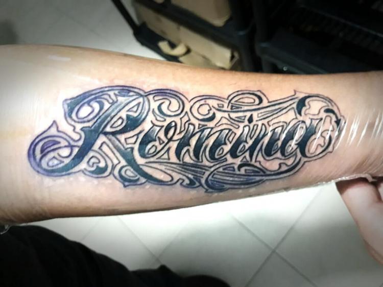Letras en el brazo tatuaje realizado por Héctor Ramírez