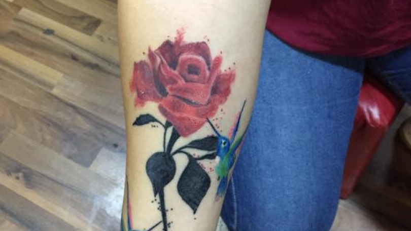 Tatuaje del artista Mexicano Baloo Rodríguez, Rosa en el brazo ...