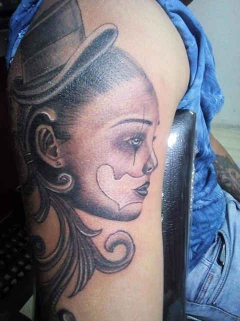 Retrato de mujer, Black and Grey tatuaje realizado por Héctor Ramírez