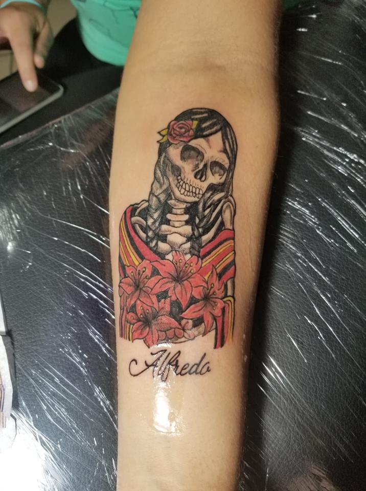 Santita  tatuaje realizado por Omar Mendoza 