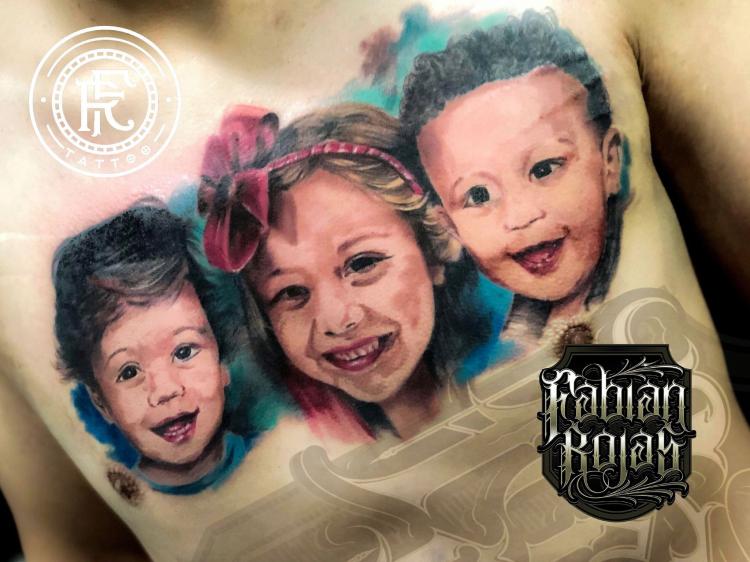 Retrato niños, realismo a color tatuaje realizado por Fabian Rojas