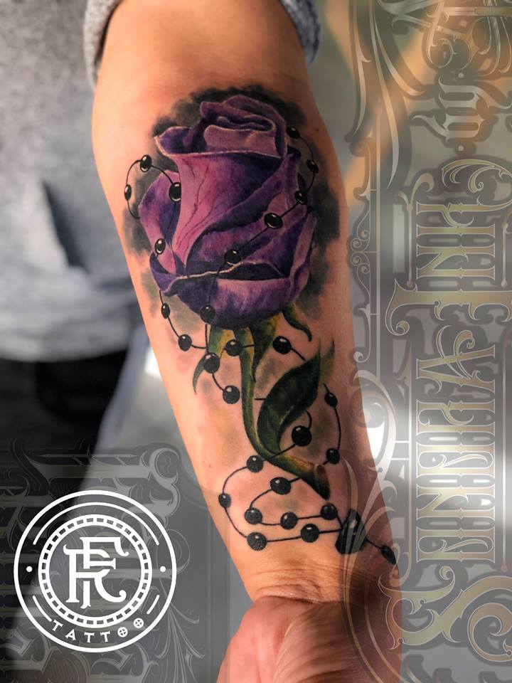 Rosa, realismo a color tatuaje realizado por Fabian Rojas