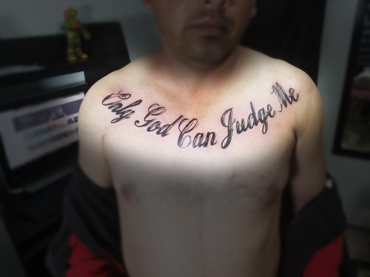 Only God Can Judge Me  tatuaje realizado por Omar Mendoza 