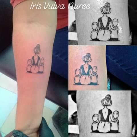 Mama e hijos tatuaje realizado por Iris Vulva Nurse