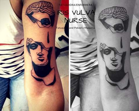 Cabeza griega Fraccionada  tatuaje realizado por Iris Vulva Nurse