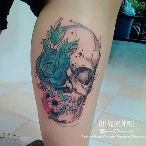 Cráneo con Flores tatuaje realizado por Iris Vulva Nurse
