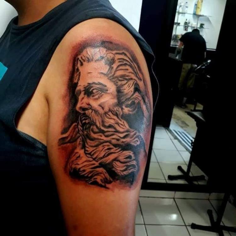 Tatiaje en black n grey  tatuaje realizado por Benjamín Churros
