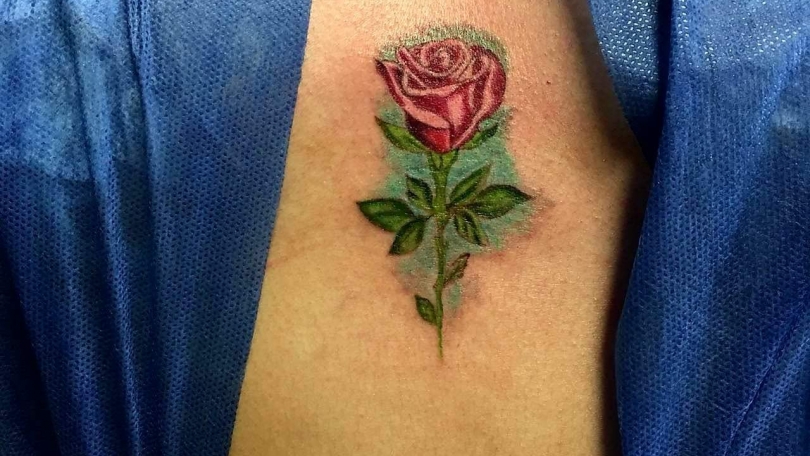 Tatuaje del artista Mexicano Benjamín Churros, Rosa color | Tatuajes y más
