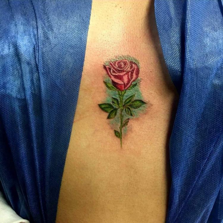 Rosa color tatuaje realizado por Benjamín Churros