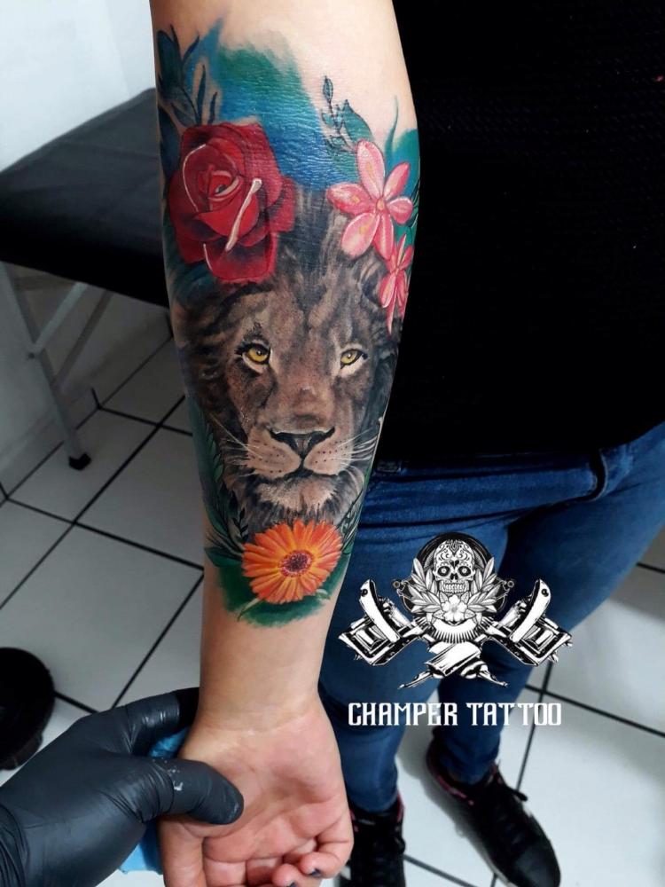 León con flores tatuaje realizado por Champer tattoo Querétaro 