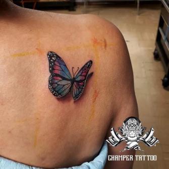 Mariposa en 3d tatuaje realizado por Champer tattoo Querétaro 