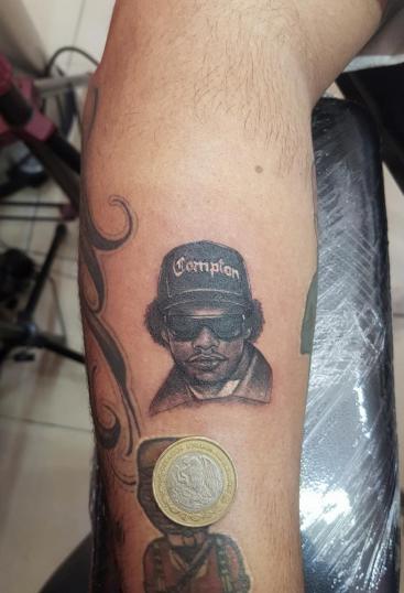 Eazy-E tatuaje realizado por The inkperfect tattoo shop 