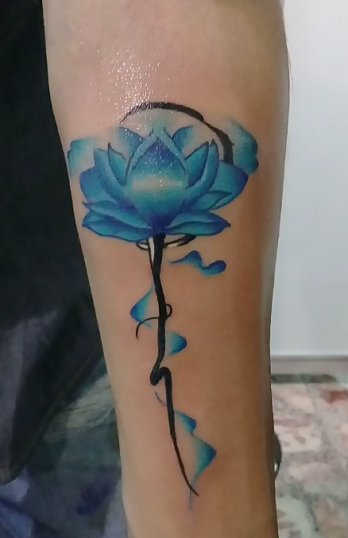 Tattoo flor blue tatuaje realizado por Jocker Ink Tattoo