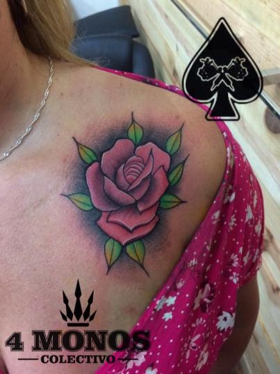 rosa en neotradi tatuaje realizado por Uriel Martínez