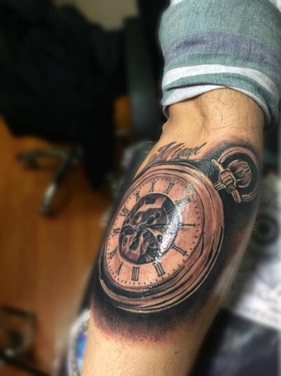 Reloj en realismo tatuaje realizado por Baloo Rodríguez