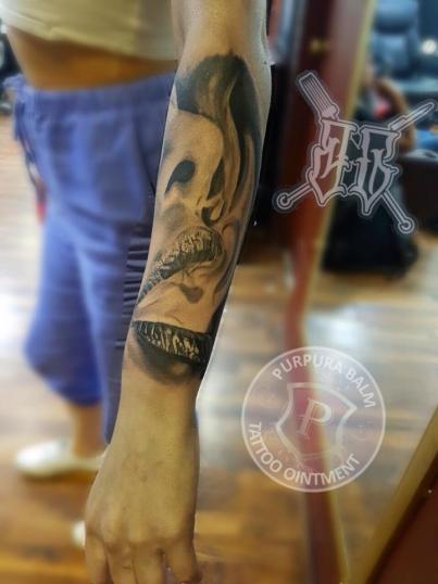 Rostro de mujer fumando tatuaje realizado por Baloo Rodríguez