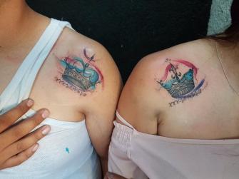Coronas en pareja tatuaje realizado por Baloo Rodríguez