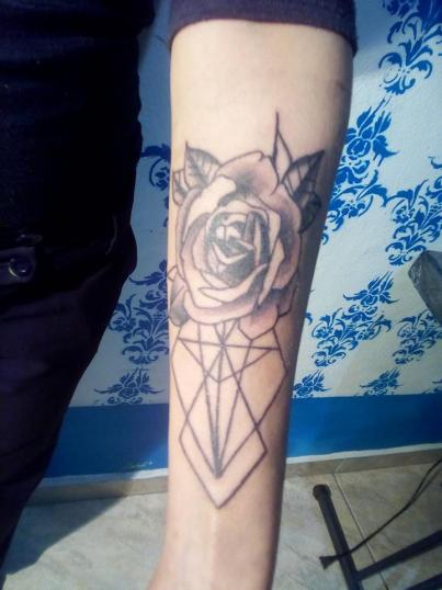 Flor geométrica tatuaje realizado por Rak Martinez